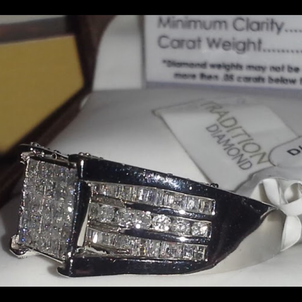 Engagement ring - Picture 2 of 2